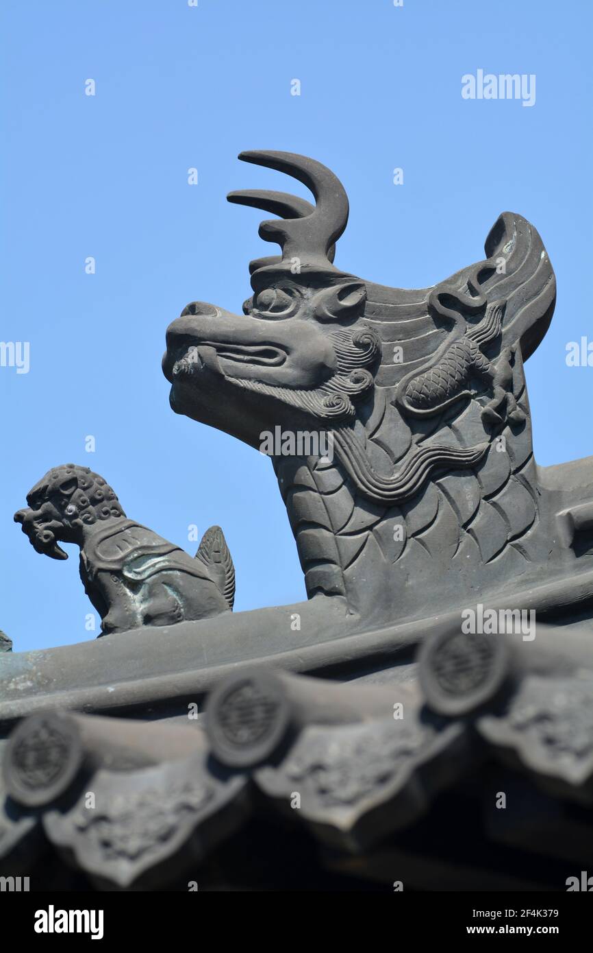 Têtes d'animaux comme décoration sur le toit d'un temple bouddhiste en Chine. Banque D'Images