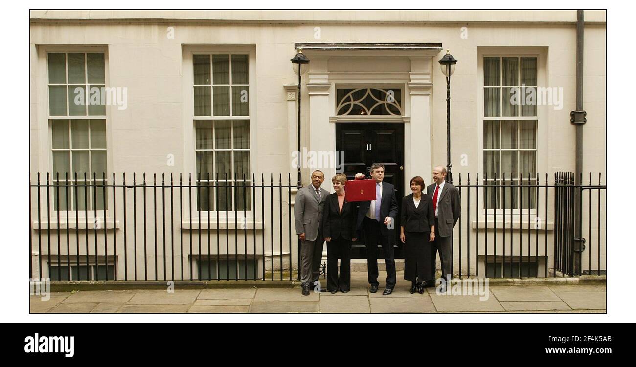 Gordon Brown sort sur 11 Downing St pour aller Et remettre son budget 2004 au Parlement.pic David Sandison 17/3/2004 Banque D'Images