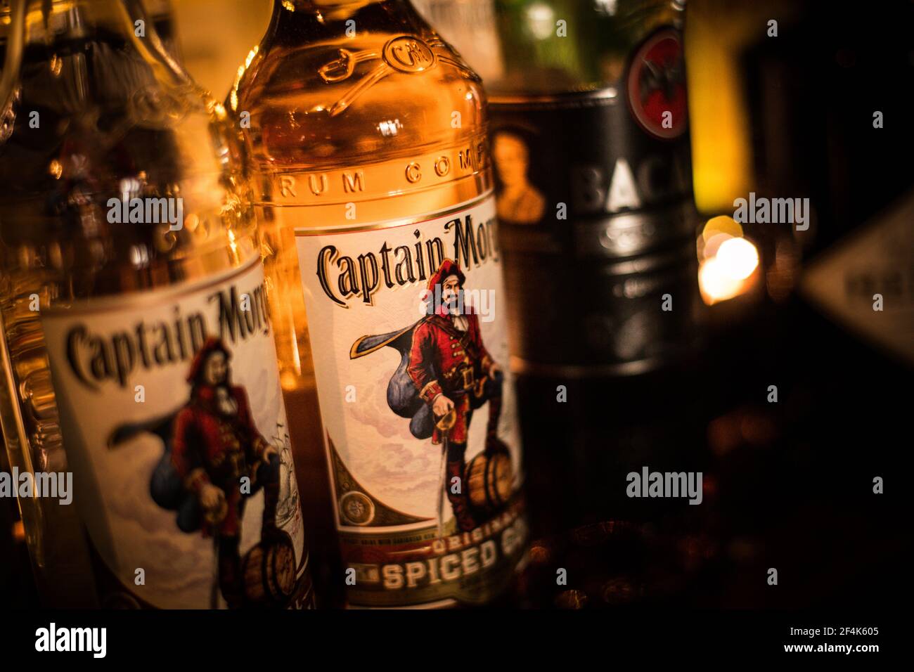 Bucarest, Roumanie - 9 novembre 2020 : image éditoriale de quelques bouteilles de rhum Captain Morgan exposées dans un pub à Bucarest, Roumanie. Banque D'Images