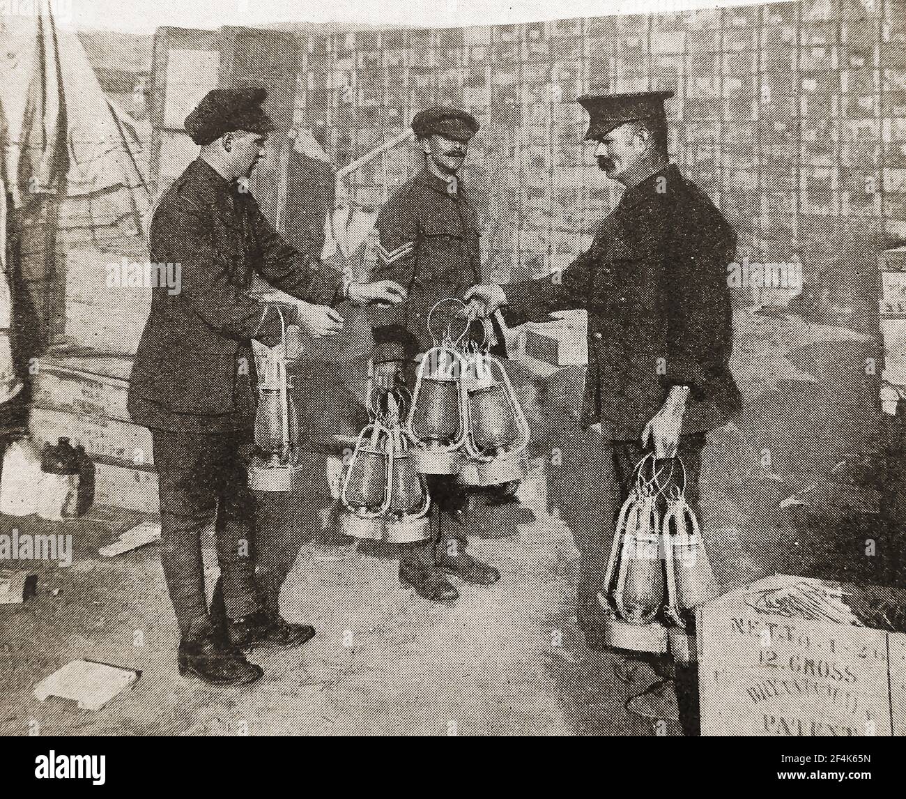 WWI le lieutenant Cassidy recueille les lanternes utilisées pendant dans la Suvia Évacuation de la baie (1915 décembre - Gallipoli) Banque D'Images