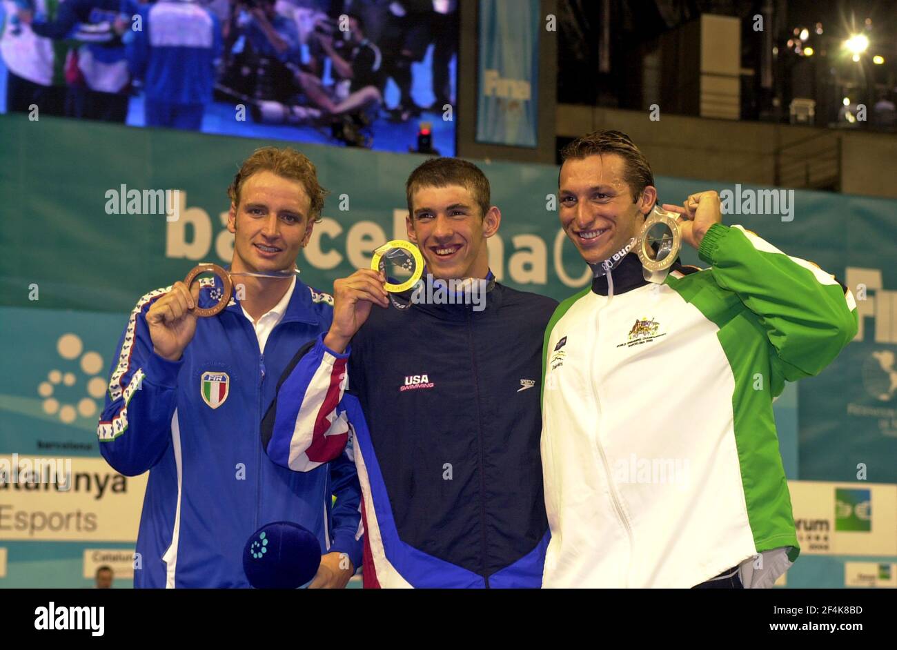 Médaille d'or Michael Phelps USA, Ian Thorpe AUS médaille d'argent, et Massimiliano Rosolino ITA, au Championnat du monde de natation, à Barcelone en 2003. Banque D'Images