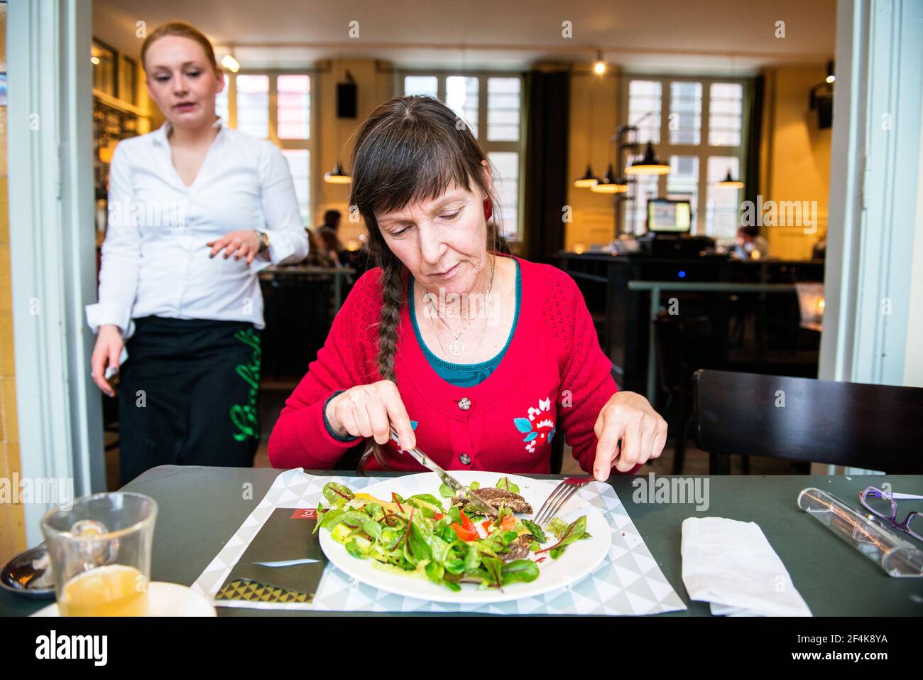 Tilburg, pays-Bas. Femme adulte mature vêtue colorée mangeant une salade  dans le restaurant Duduk Photo Stock - Alamy