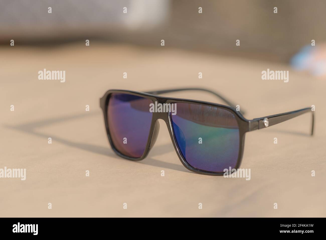 Le modèle classique de lunettes de soleil avec verres verts pousse à l'extérieur en un jour d'été. Mise au point sélective Banque D'Images