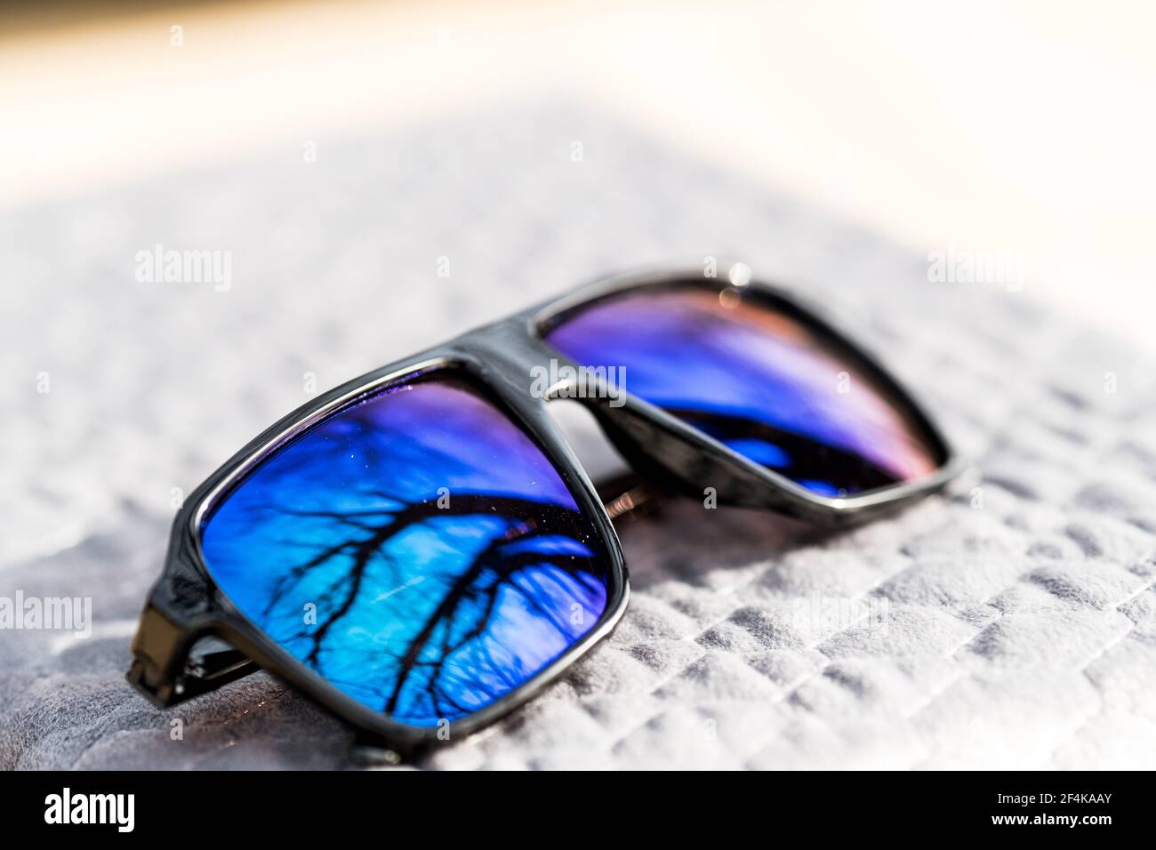 Le modèle classique de lunettes de soleil avec verres verts pousse à l'extérieur en un jour d'été. Mise au point sélective Banque D'Images