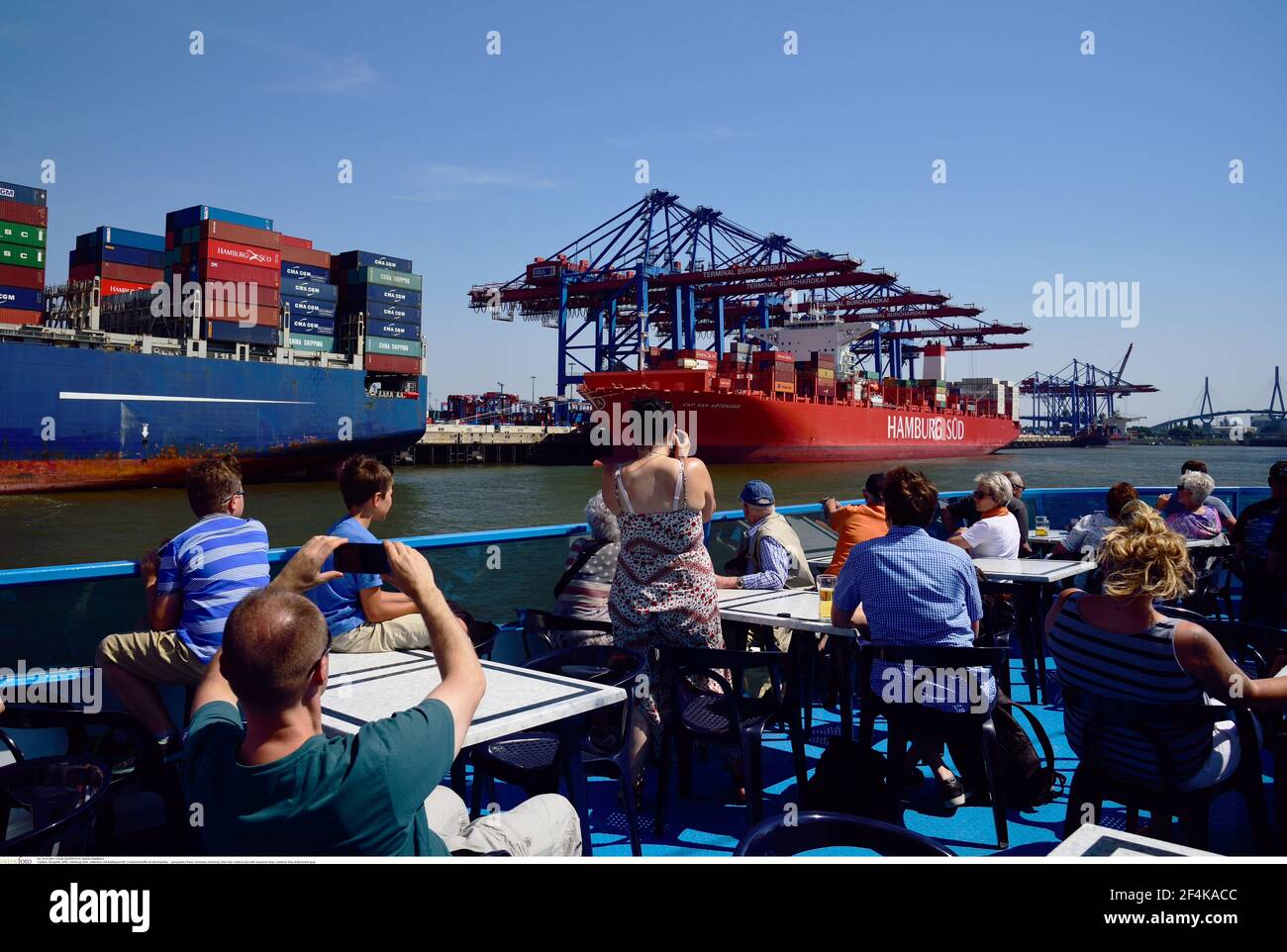 Géographie / Voyage, Allemagne, Hambourg, rivière Elbe, tour du port avec bateau d'excursion, bateau à conteneurs à , droits-supplémentaires-Clearance-Info-non-disponible Banque D'Images