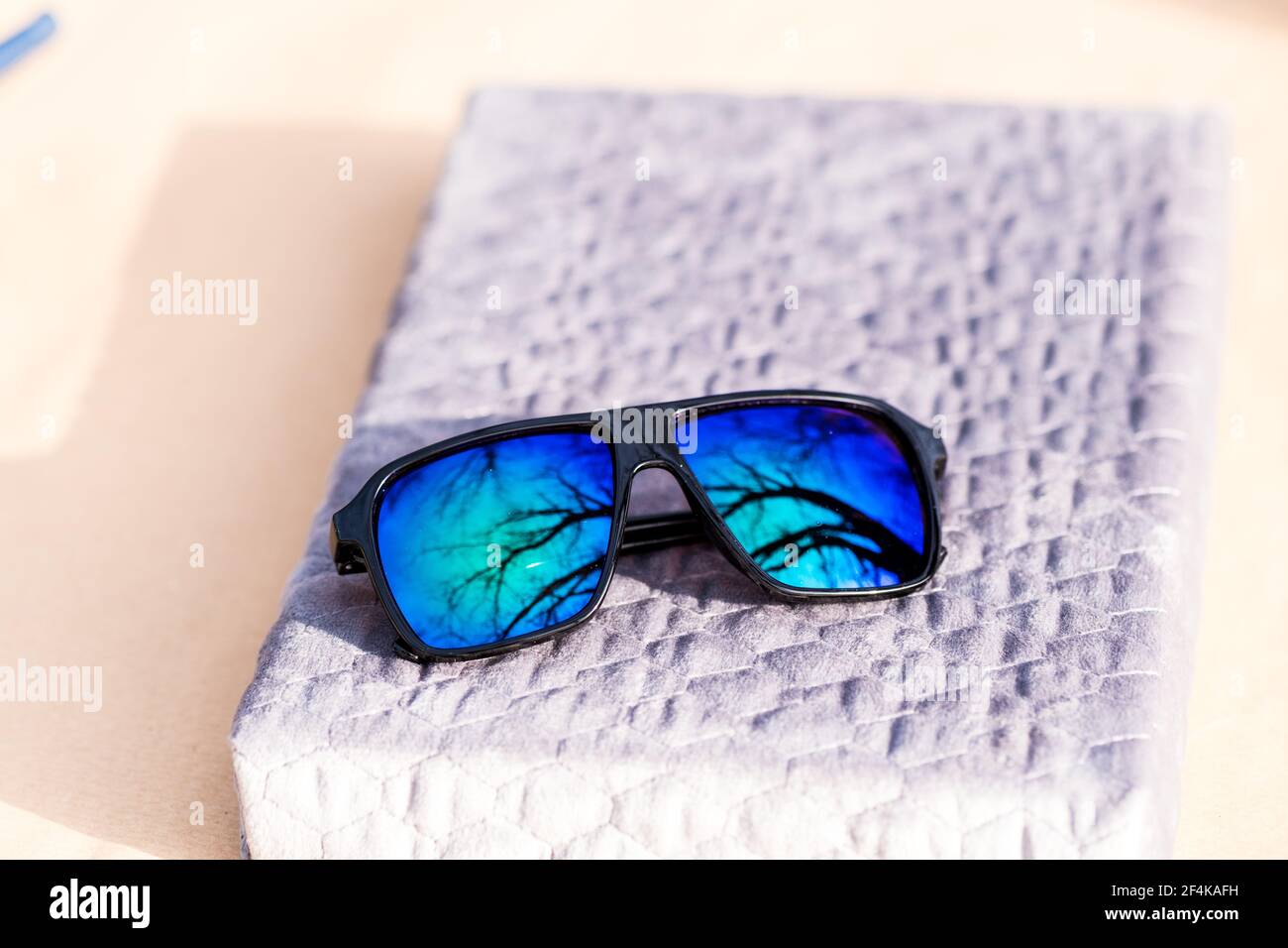 Le modèle classique de lunettes de soleil avec verres verts pousse à l'extérieur en un jour d'été. Mise au point sélective Banque D'Images