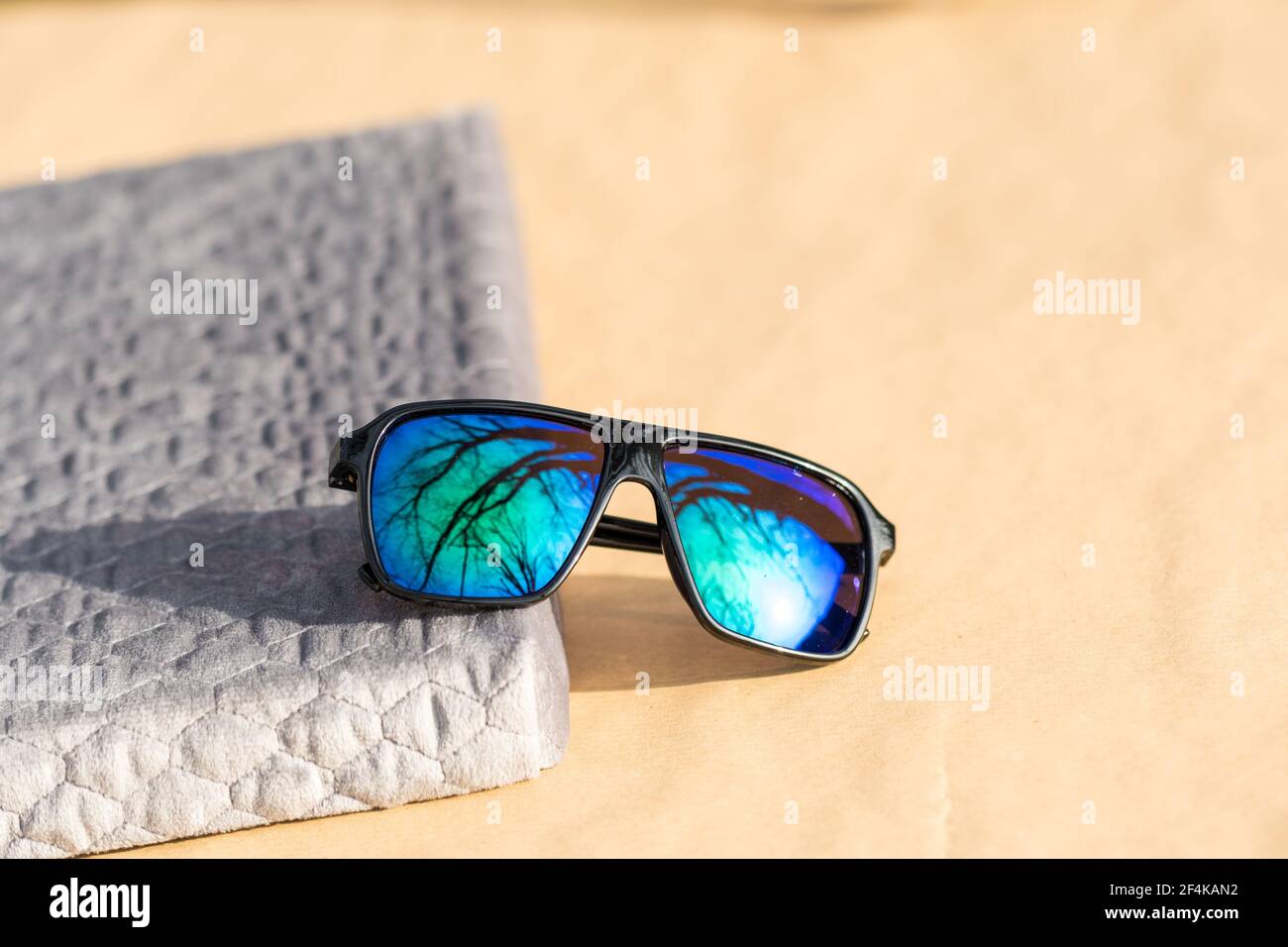 Le modèle classique de lunettes de soleil avec verres verts pousse à l'extérieur en un jour d'été. Mise au point sélective Banque D'Images