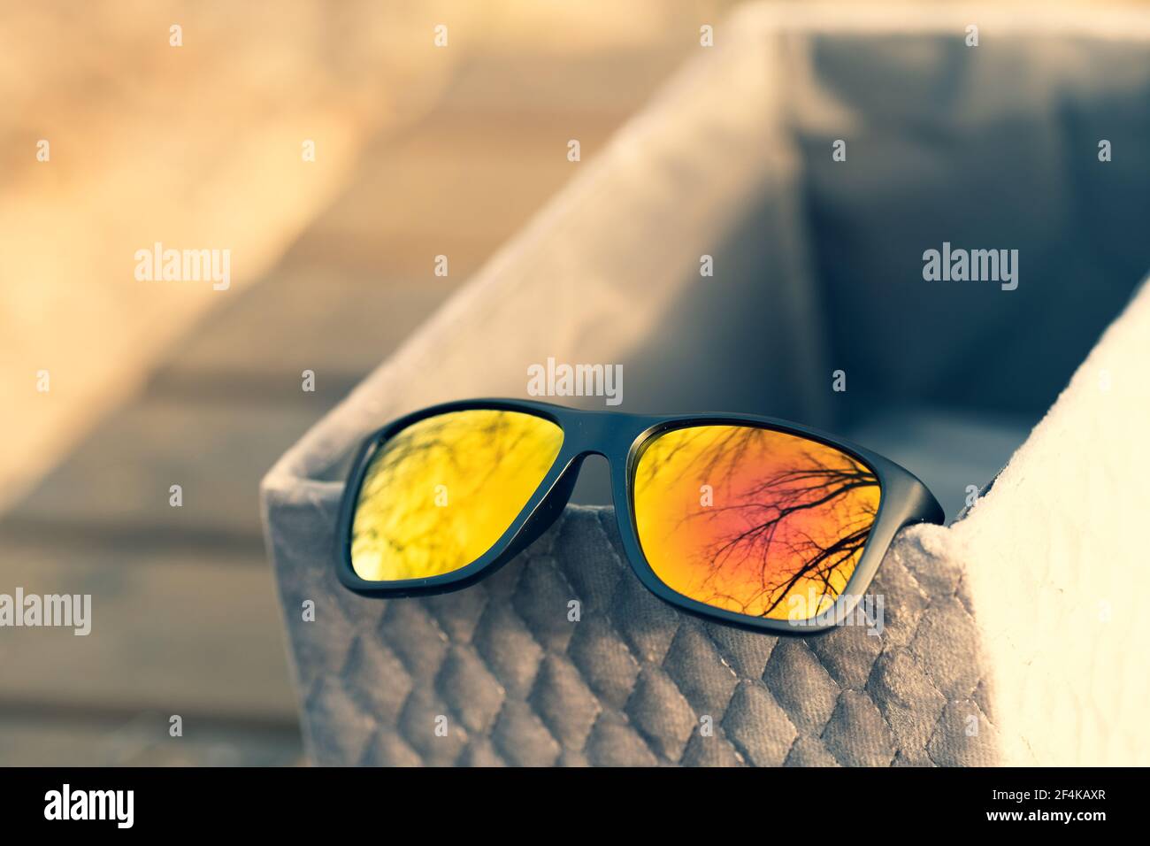 Lunettes de soleil classiques avec verres dorés photographiez à l'extérieur en gros plan le jour de l'été. Mise au point sélective Banque D'Images