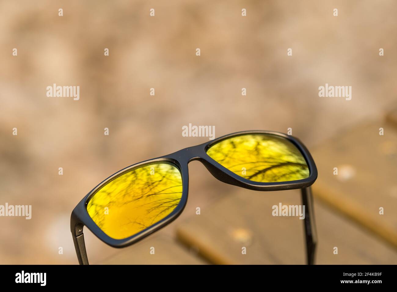 Lunettes de soleil classiques avec verres dorés photographiez à l'extérieur en gros plan le jour de l'été. Mise au point sélective Banque D'Images