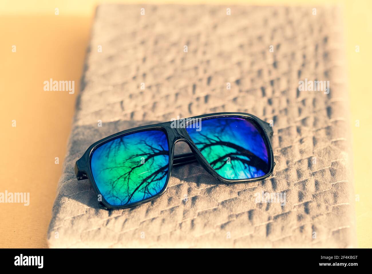 Le modèle classique de lunettes de soleil avec verres verts pousse à l'extérieur en un jour d'été. Mise au point sélective Banque D'Images