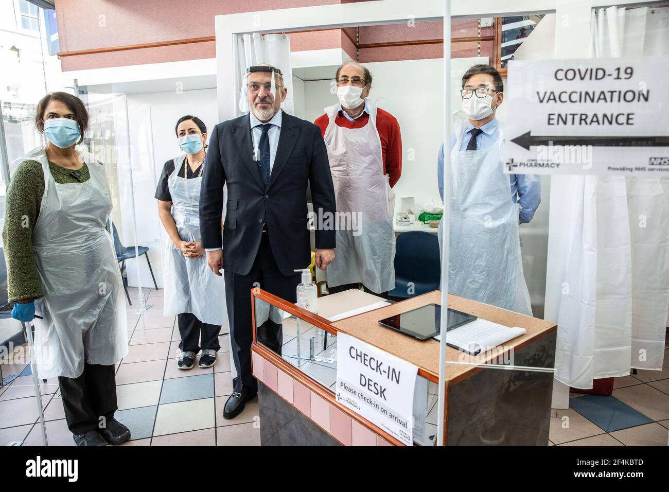 Nadhim Zahawi, ministre britannique du déploiement du vaccin COVID-19 recevoir son injection de vaccin contre le coronavirus à Lewisham, dans le sud-est de Londres, au Royaume-Uni Banque D'Images