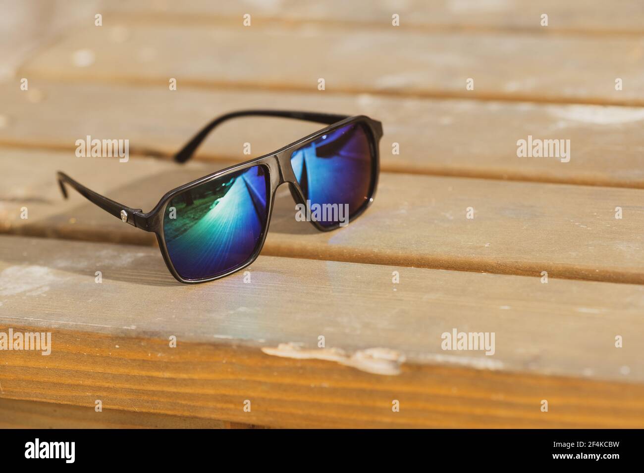 Le modèle classique de lunettes de soleil avec verres verts pousse à l'extérieur en un jour d'été. Mise au point sélective Banque D'Images