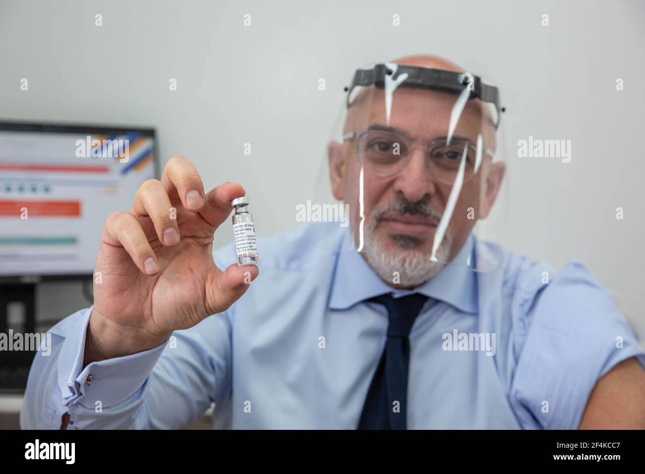 Nadhim Zahawi, ministre britannique du déploiement du vaccin COVID-19 recevoir son injection de vaccin contre le coronavirus à Lewisham, dans le sud-est de Londres, au Royaume-Uni Banque D'Images