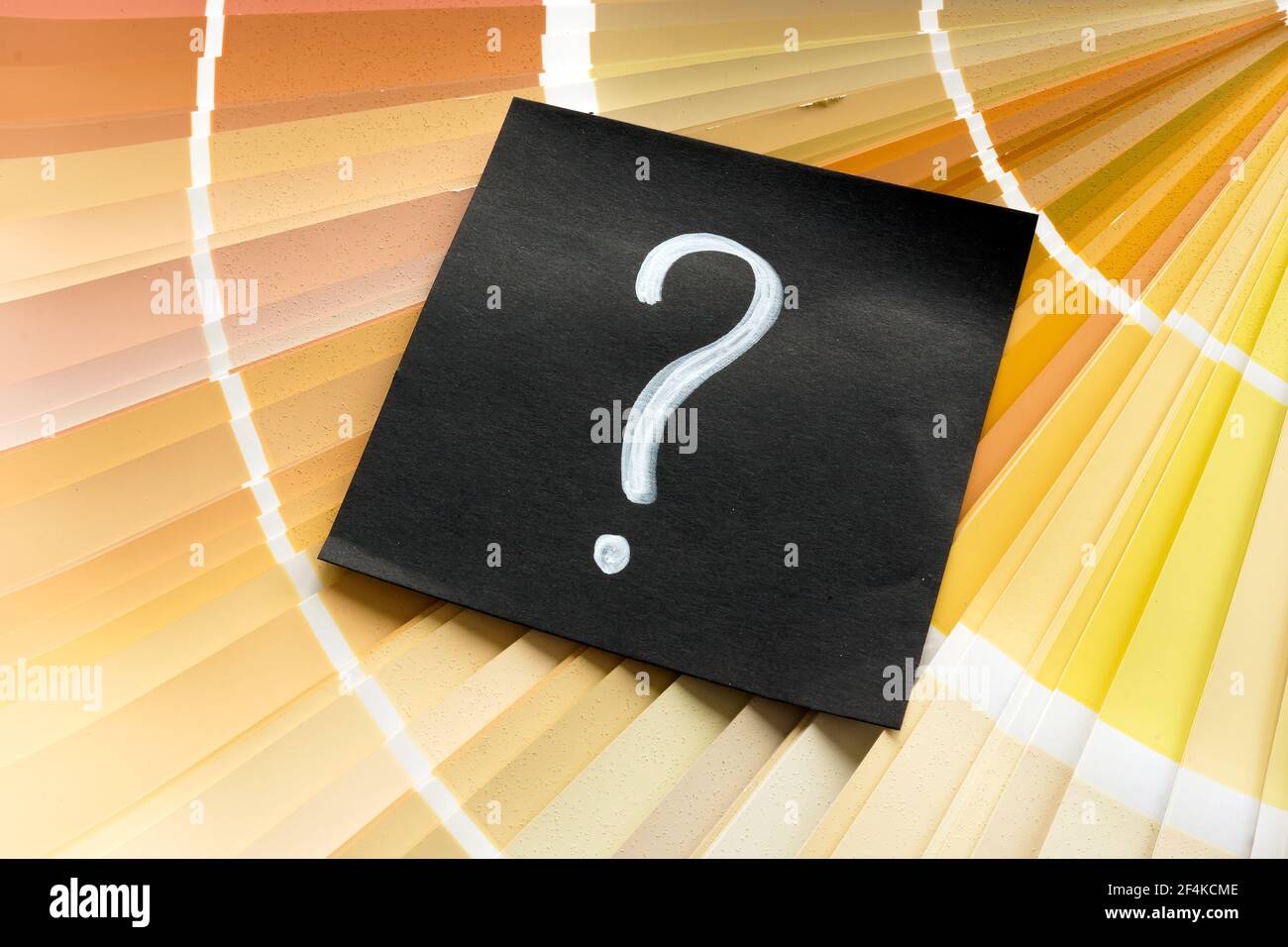 Point d'interrogation en tant que symbole de choisir la couleur dans la palette de couleurs pour la rénovation. Banque D'Images