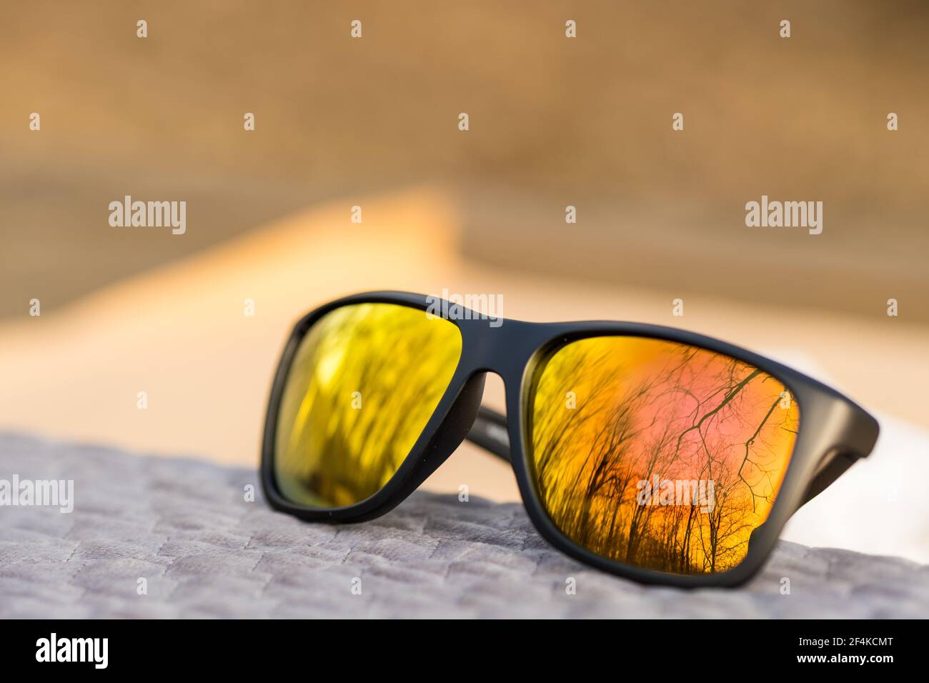 Lunettes de soleil classiques avec verres dorés photographiez à l'extérieur en gros plan le jour de l'été. Mise au point sélective Banque D'Images