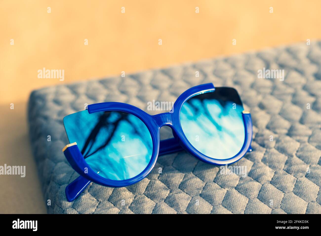 Lunettes de soleil de chat modèle spécial pour les femmes avec des  lentilles bleues tirer dehors dans une journée ensoleillée de gros plan.  Mise au point sélective Photo Stock - Alamy