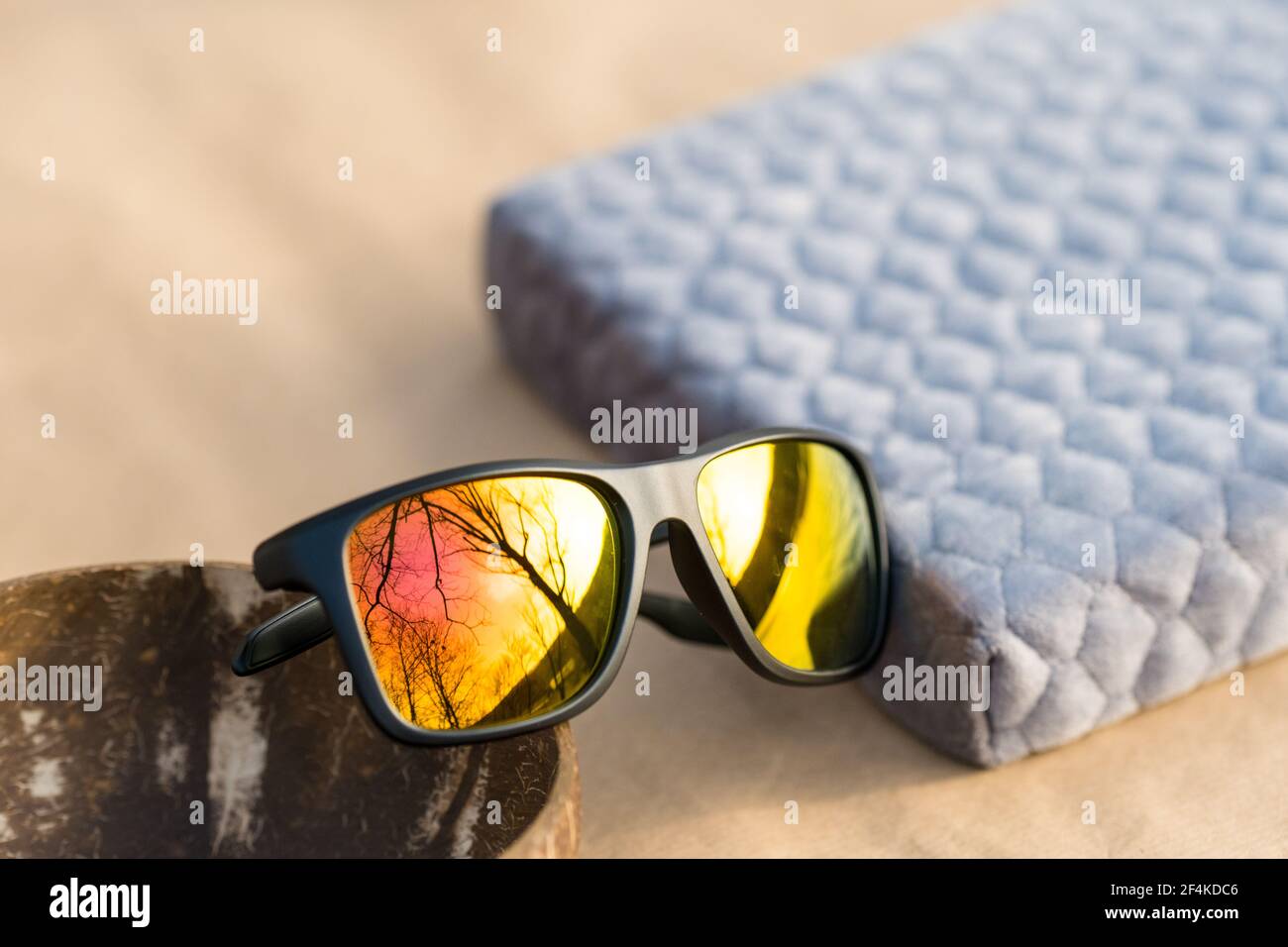 Lunettes de soleil classiques avec verres dorés photographiez à l'extérieur en gros plan le jour de l'été. Mise au point sélective Banque D'Images