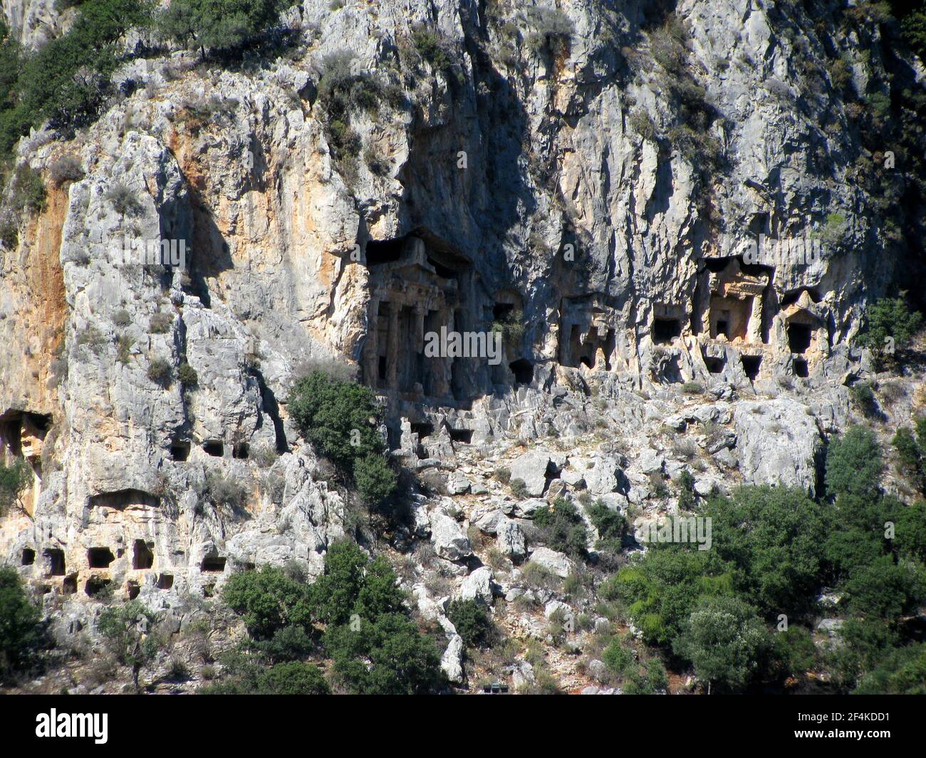 Vue sur les tombeaux rocheux près de Dalyan, Turquie Banque D'Images