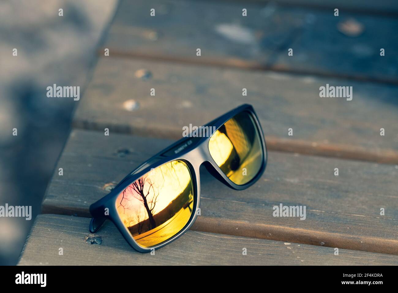 Lunettes de soleil classiques avec verres dorés photographiez à l'extérieur en gros plan le jour de l'été. Mise au point sélective Banque D'Images