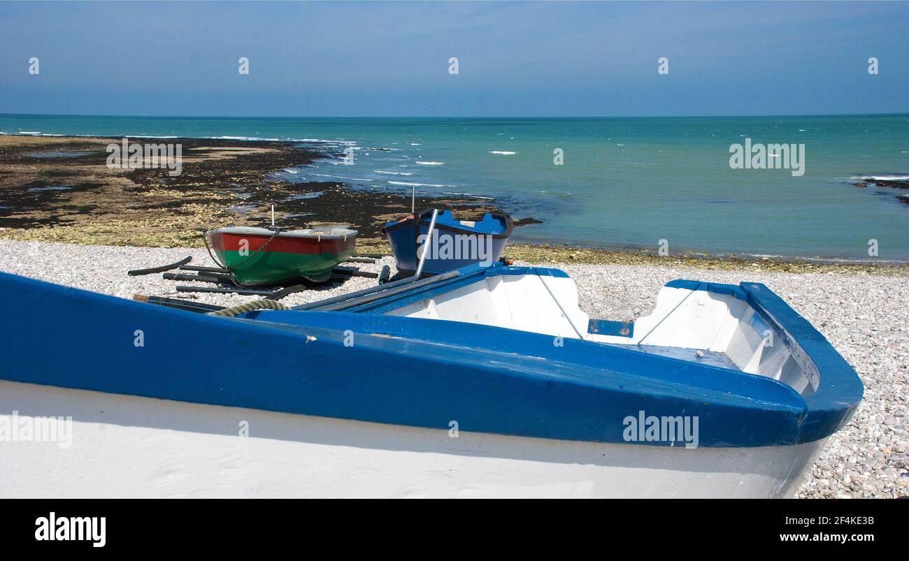 Petits bateaux de pêche en bois colorés sur la plage d'Yport, en Normandie Banque D'Images