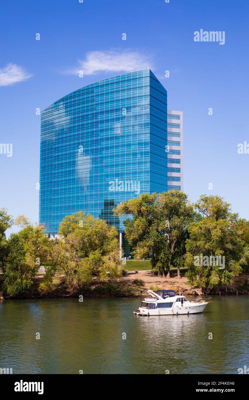 West Sacramento Calstrs bâtiments sur les rives de la rivière Sacramento. Sacramento capitale de l'État de Californie, États-Unis d'Amérique. Banque D'Images