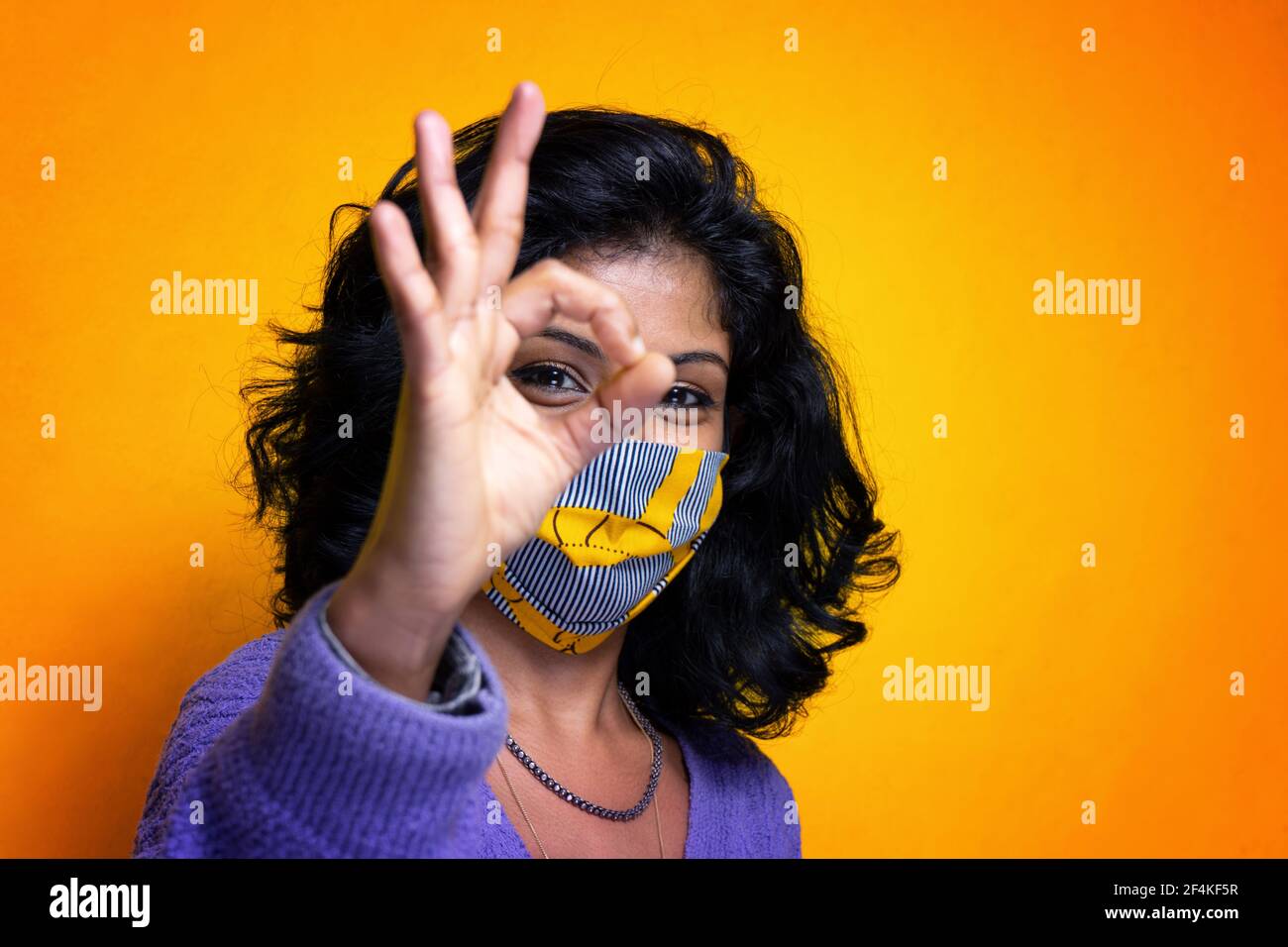 Belle jeune femme indienne posant avec la protection de masque de covid 19 - la jolie fille Sri Lanka utilise la protection contre les flux de grippe pandémique Banque D'Images