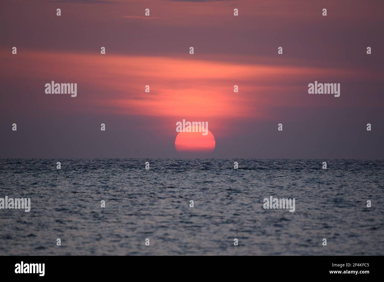 Magnifique lever de soleil sur la mer à l'île de Lipe, province de Satun, Thaïlande. Banque D'Images