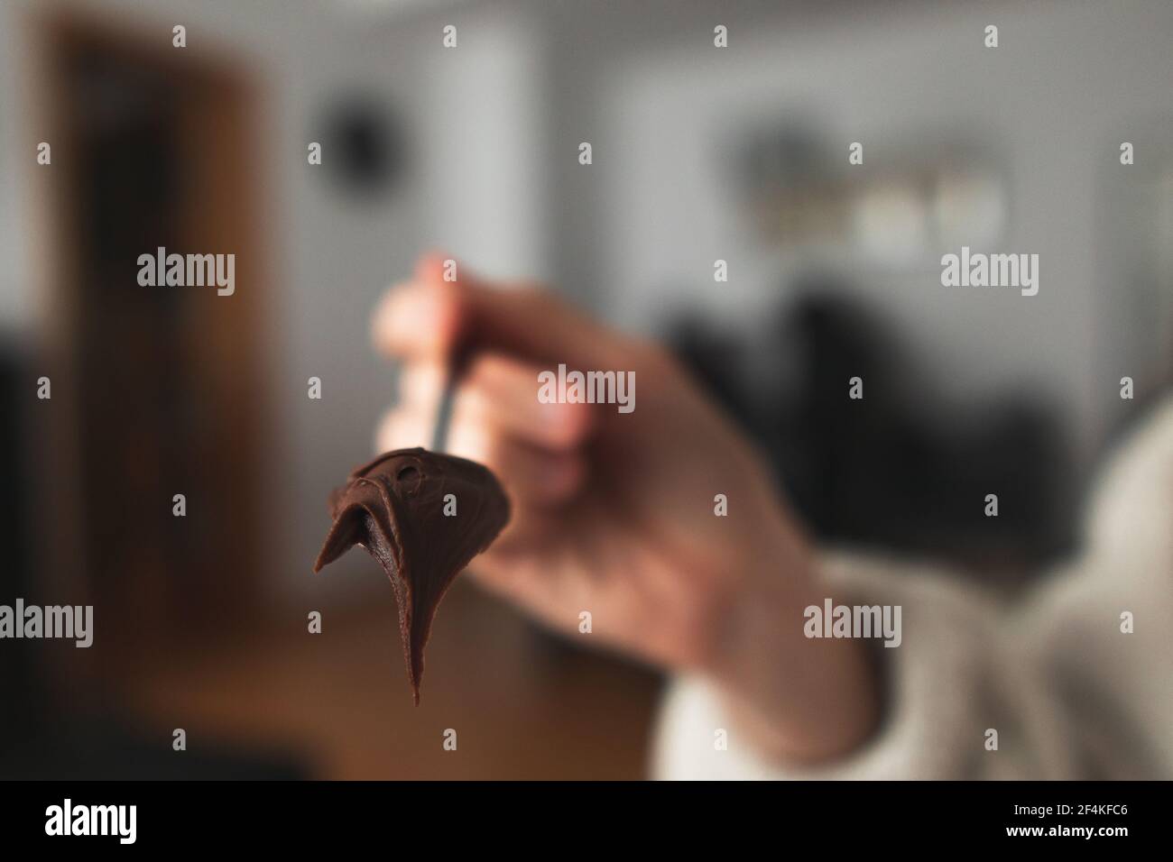 Une cuillère remplie de chocolat Banque D'Images