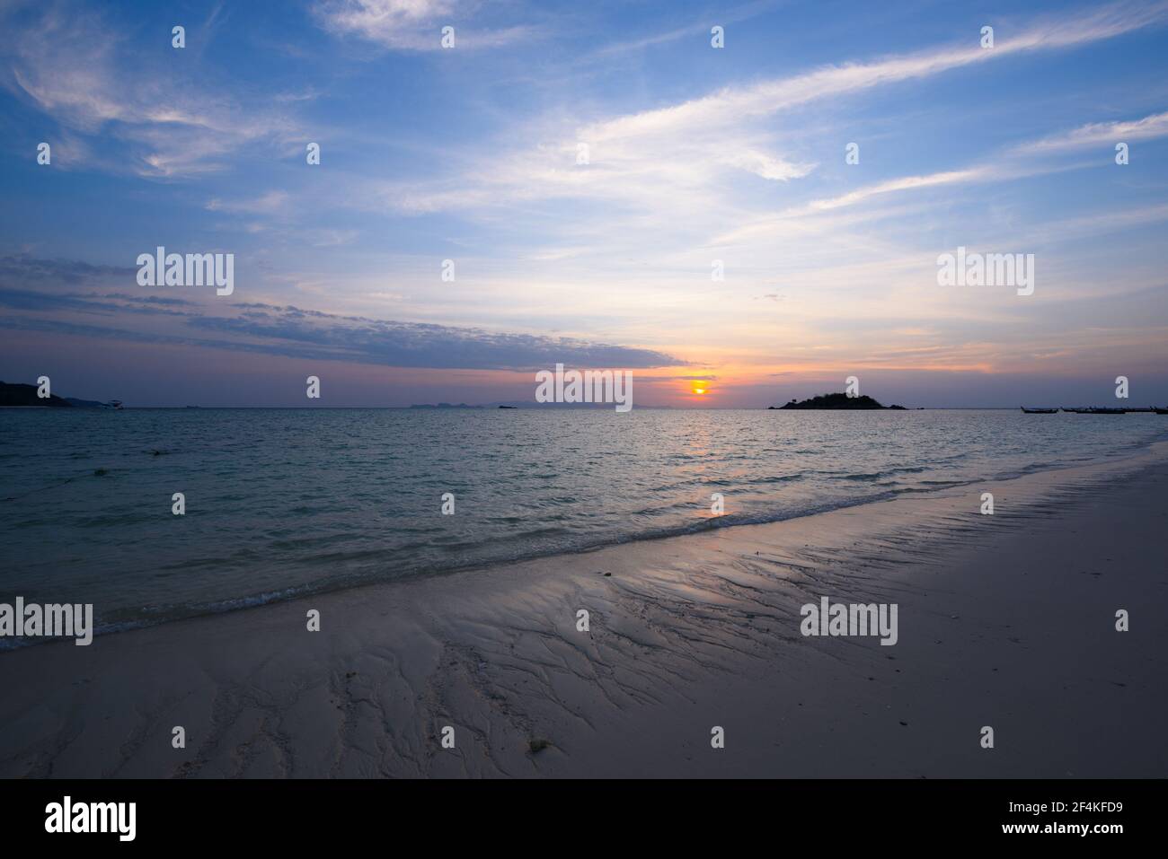 Scène de ciel magnifique et de lever du soleil sur l'île de Lipe, province de Satun, Thaïlande. Banque D'Images