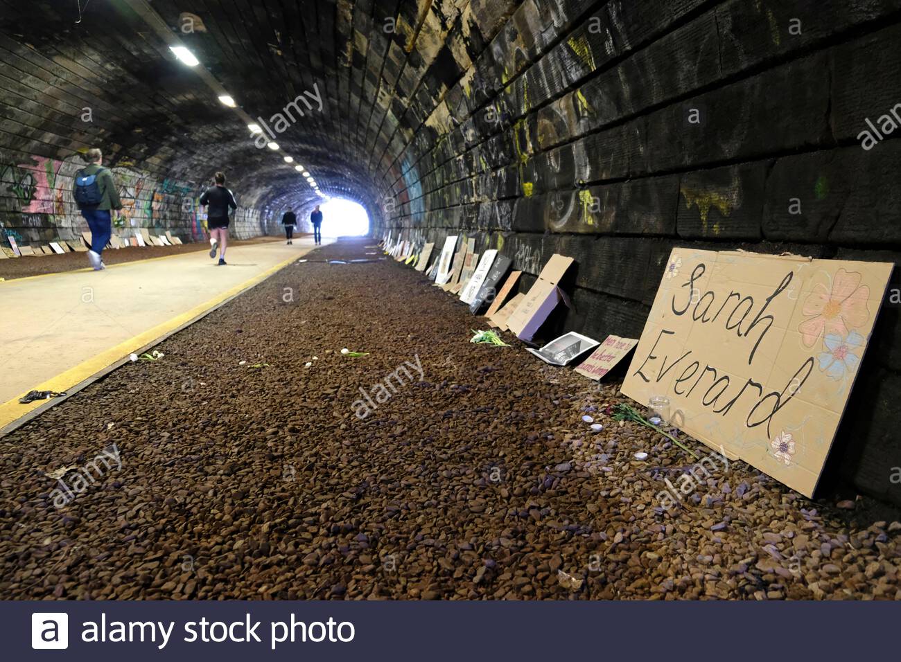 Édimbourg, Écosse, Royaume-Uni. 22 mars 2021. Récupérer ces rues de démonstration a eu lieu au tunnel de Rodney Street le week-end après que les femmes ont déclaré qu'elles étaient trop effrayées pour marcher à travers la nuit et les placards ont été laissés en l'honneur de Sarah Everard. Crédit : Craig Brown/Alay Live News Banque D'Images