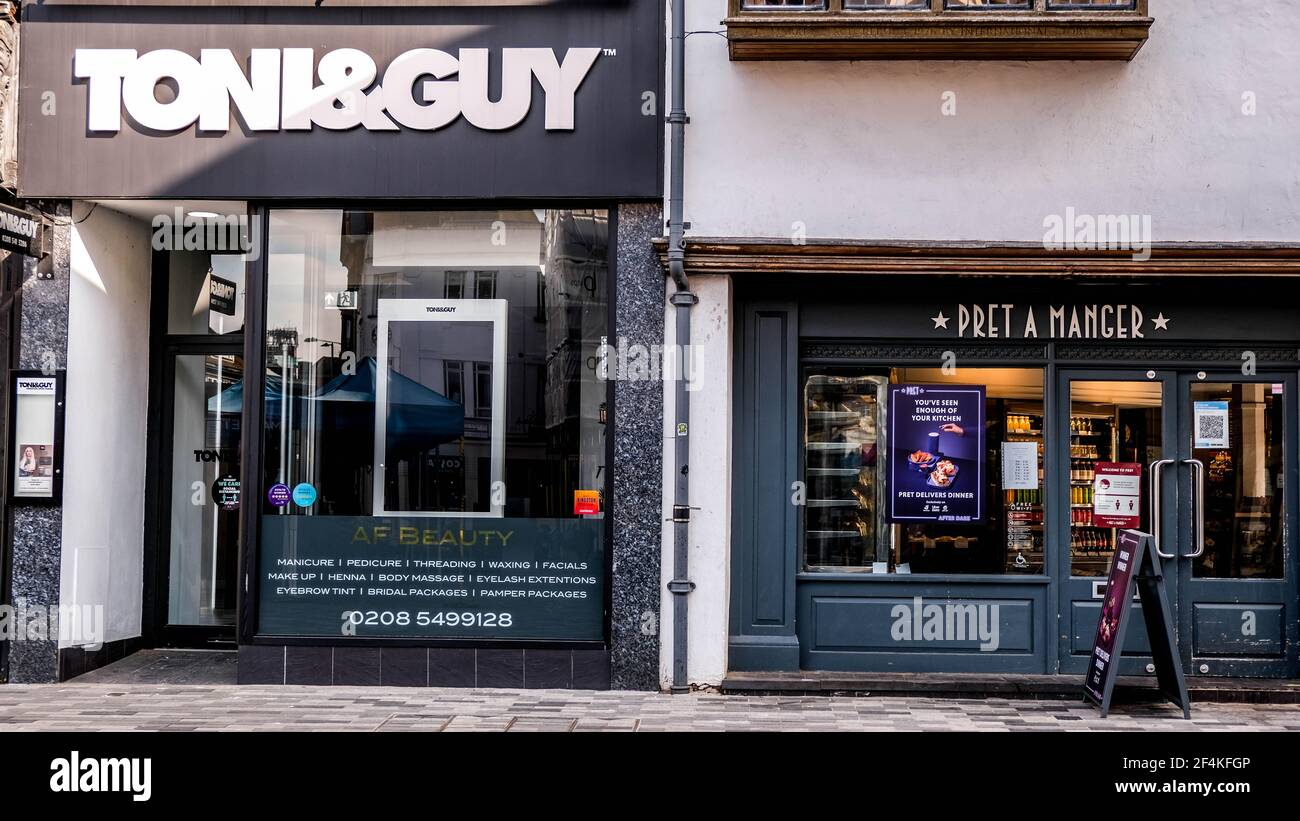 Londres Royaume-Uni, mars 22 2021, les coiffeurs Toni&Guy et UN magasin PRET A Manager sont fermés sans personne Banque D'Images