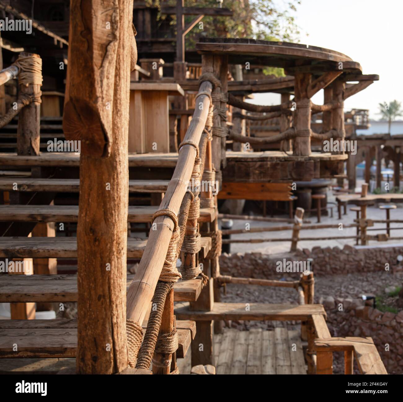 Mains courantes et rambardes en bois avec corde entrelacée près des marches. Banque D'Images