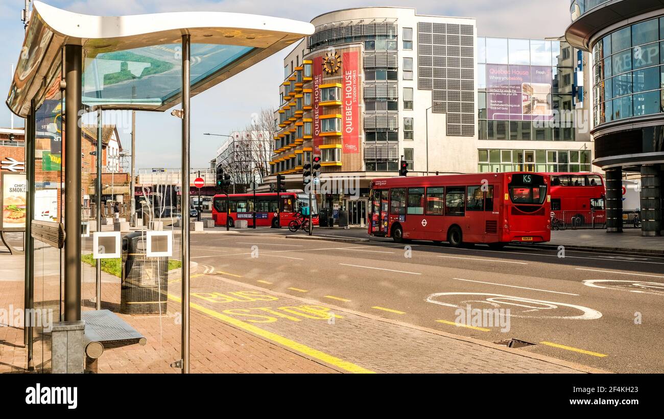 Londres Royaume-Uni, mars 22 2021, Red London bus public transport passant UN abri de bus moderne sans personne Banque D'Images
