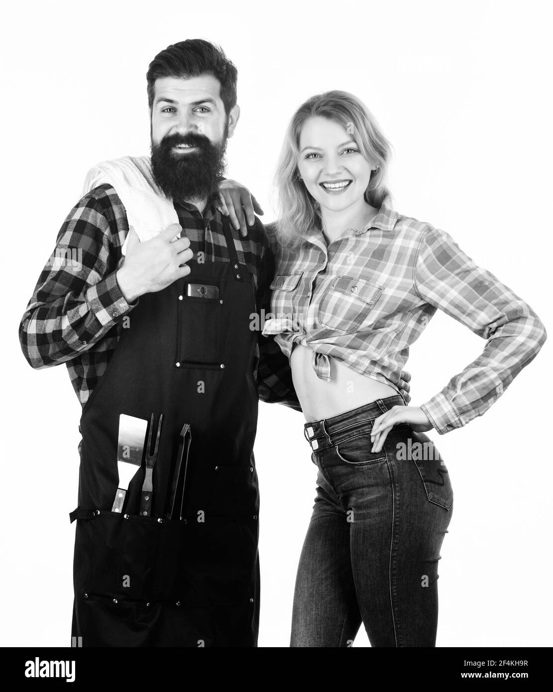 Week-end en famille. Boxer et fille à barbe. Préparation et cuisine. Outils pour rôtir la viande. Couple dans amour tenir les ustensiles de cuisine. Barbecue de pique-nique Banque D'Images