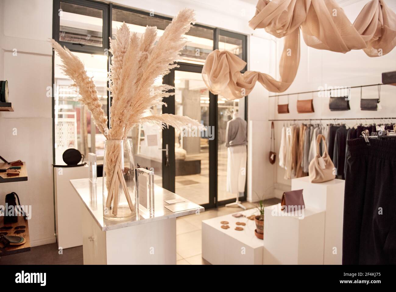 Intérieur d'une boutique de vêtements et d'accessoires tendance Photo Stock  - Alamy