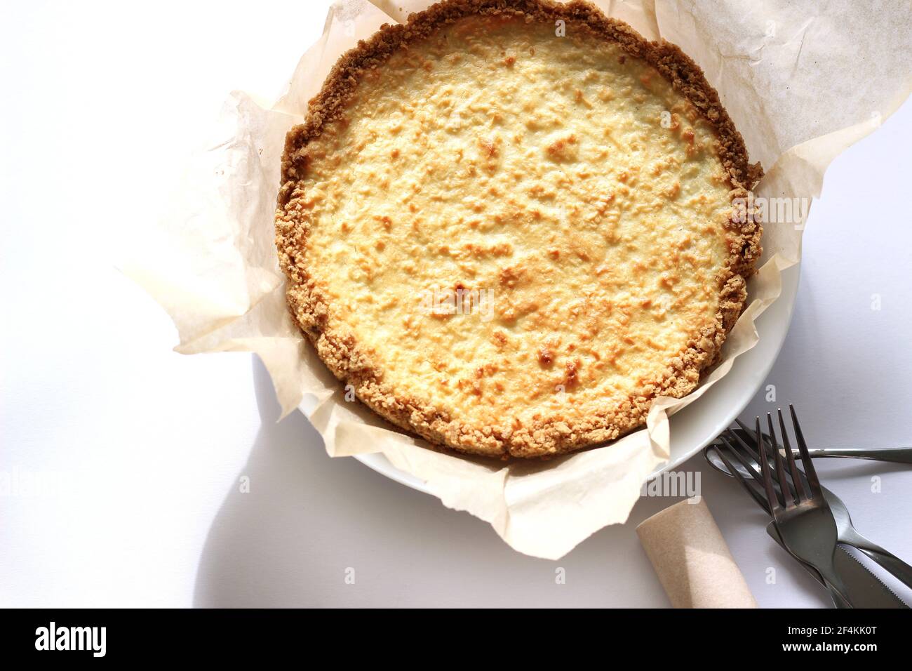 Cheesecake croustillant fraîchement cuit avec remplissage doux de crème. Dessert maison. Banque D'Images