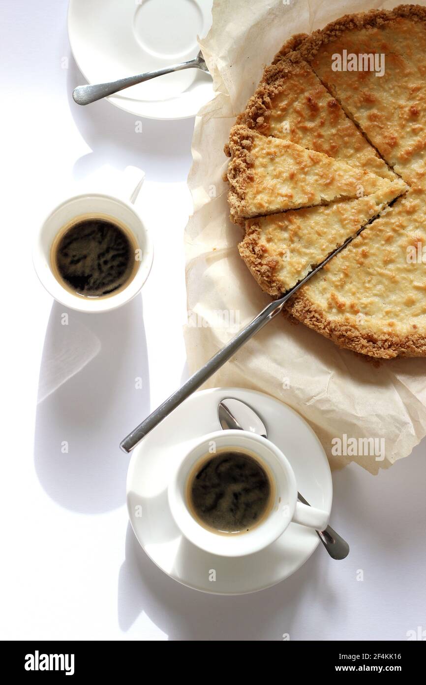 Deux tasses d'espresso avec tranches de cheesecake croustillantes. Banque D'Images