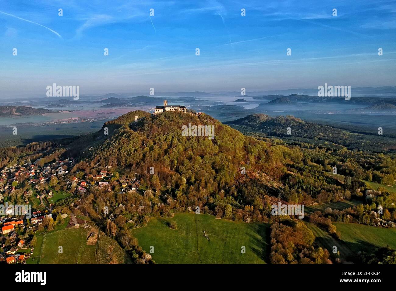 Vue du matin sur le château de Bezdez et la campagne environnante avec Lac Machovo jezero derrière - photo aérienne de l'avion ultra-léger Banque D'Images