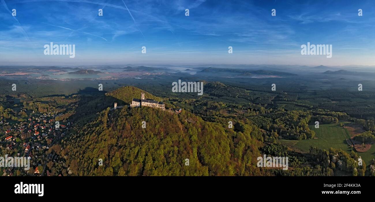 Vue du matin sur le château de Bezdez et la campagne environnante avec Lac Machovo jezero derrière - photo aérienne de l'avion ultra-léger Banque D'Images