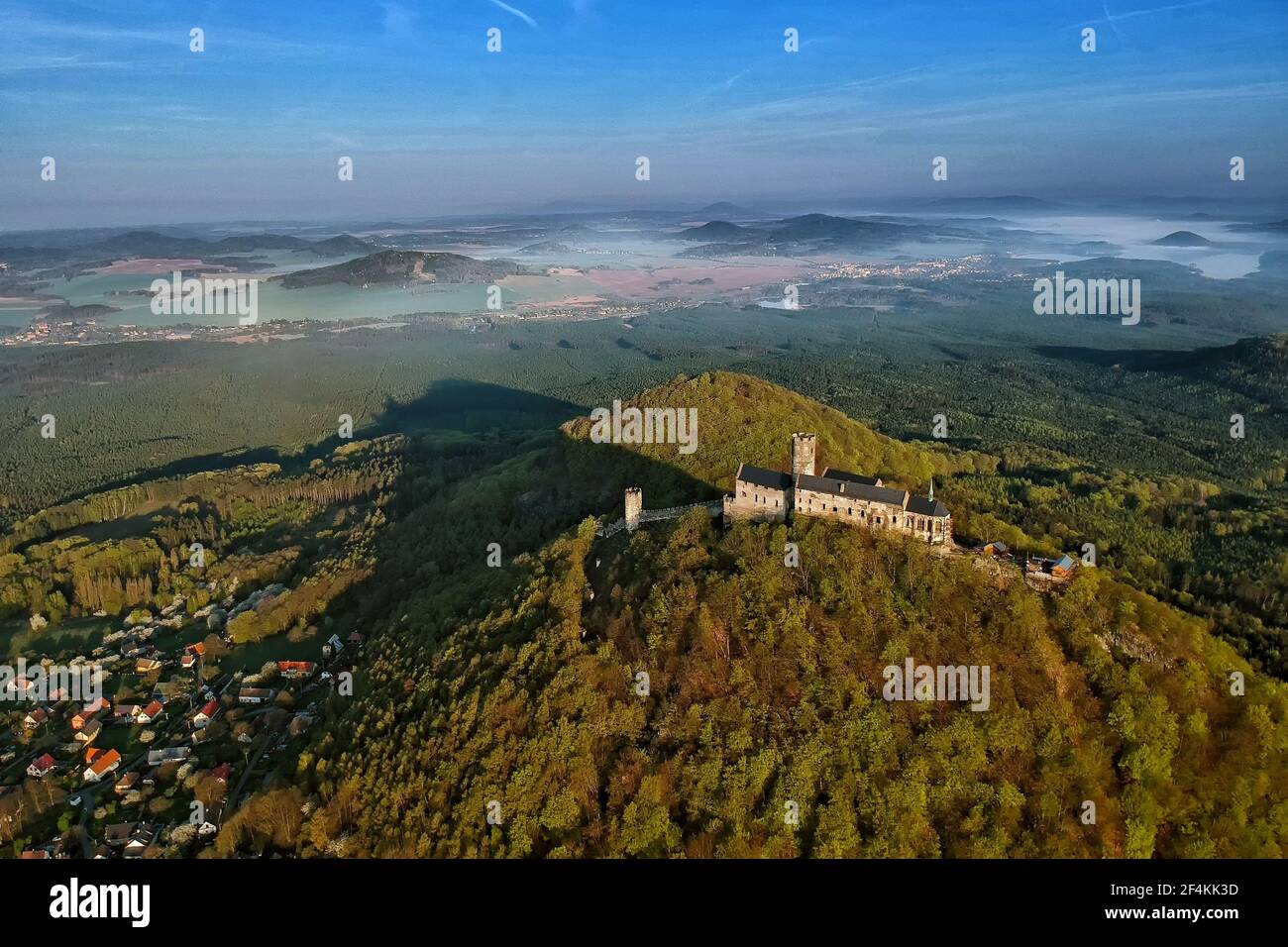 Vue du matin sur le château de Bezdez et la campagne environnante avec Lac Machovo jezero derrière - photo aérienne de l'avion ultra-léger Banque D'Images