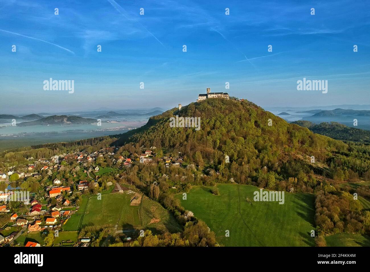 Vue du matin sur le château de Bezdez et la campagne environnante avec Lac Machovo jezero derrière - photo aérienne de l'avion ultra-léger Banque D'Images
