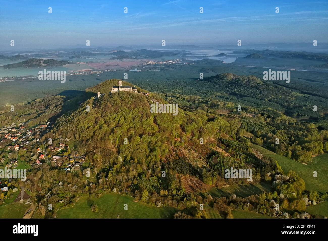 Vue du matin sur le château de Bezdez et la campagne environnante avec Lac Machovo jezero derrière - photo aérienne de l'avion ultra-léger Banque D'Images