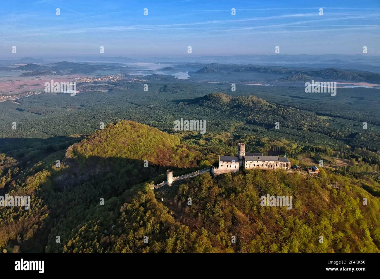 Vue du matin sur le château de Bezdez et la campagne environnante avec Lac Machovo jezero derrière - photo aérienne de l'avion ultra-léger Banque D'Images
