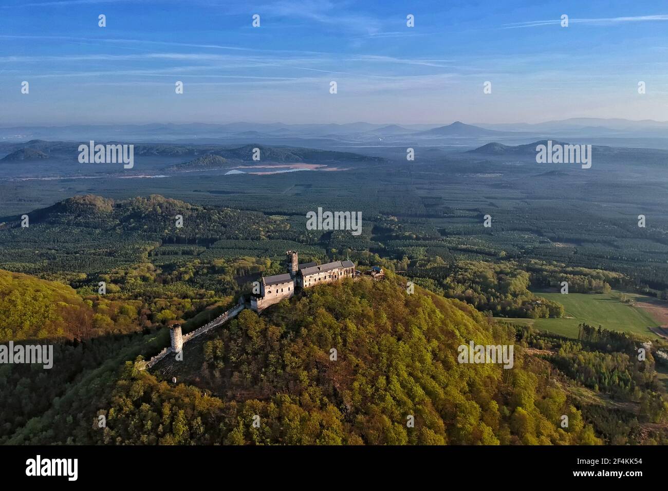 Vue du matin sur le château de Bezdez et la campagne environnante avec Lac Machovo jezero derrière - photo aérienne de l'avion ultra-léger Banque D'Images