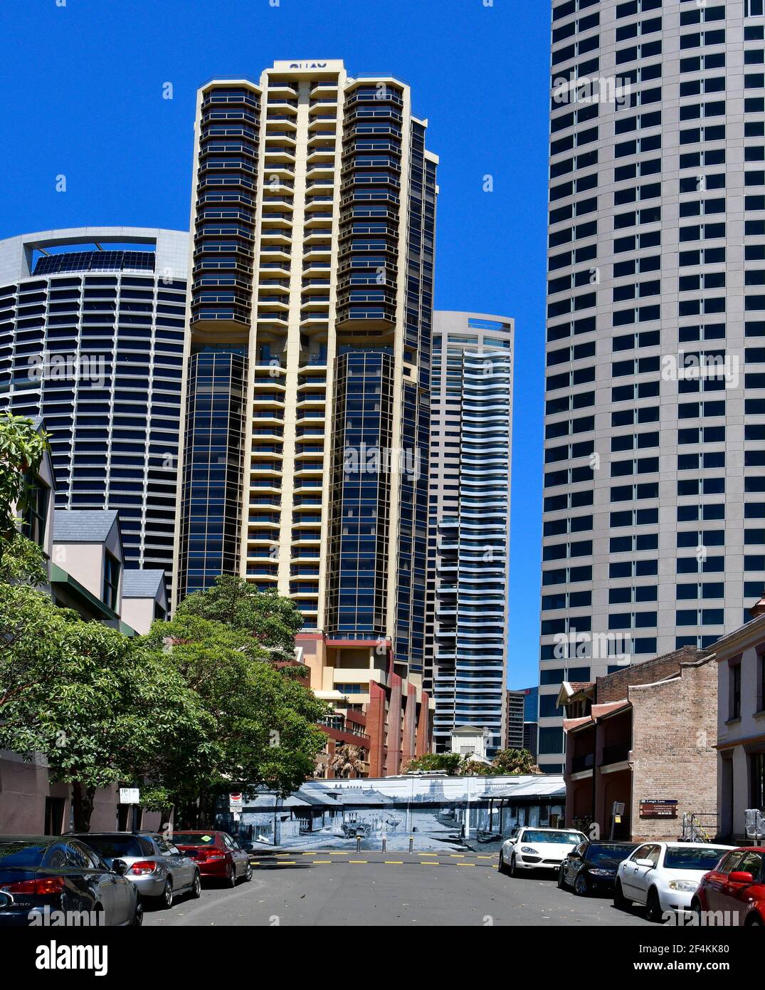 Sydney, Nouvelle-Galles du Sud, Australie - 30 octobre 2017 : fin morte avec des graffitis, des voitures et des bâtiments modernes dans Le quartier des Rocks Banque D'Images