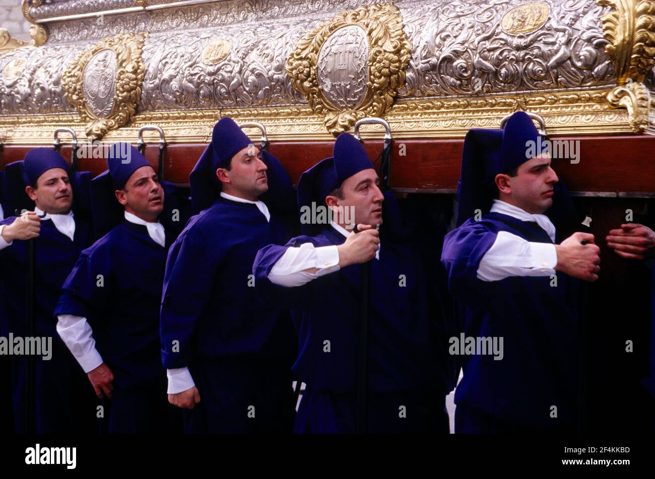 ESPAGNE - la Vega (quartier de Séville) - ANDALOUSIE - Séville. Semana Santa / semaine Sainte; 'la Macarena 'nazarens' (père et fils) de retour à la maison après une procession toute la nuit) (53) Banque D'Images