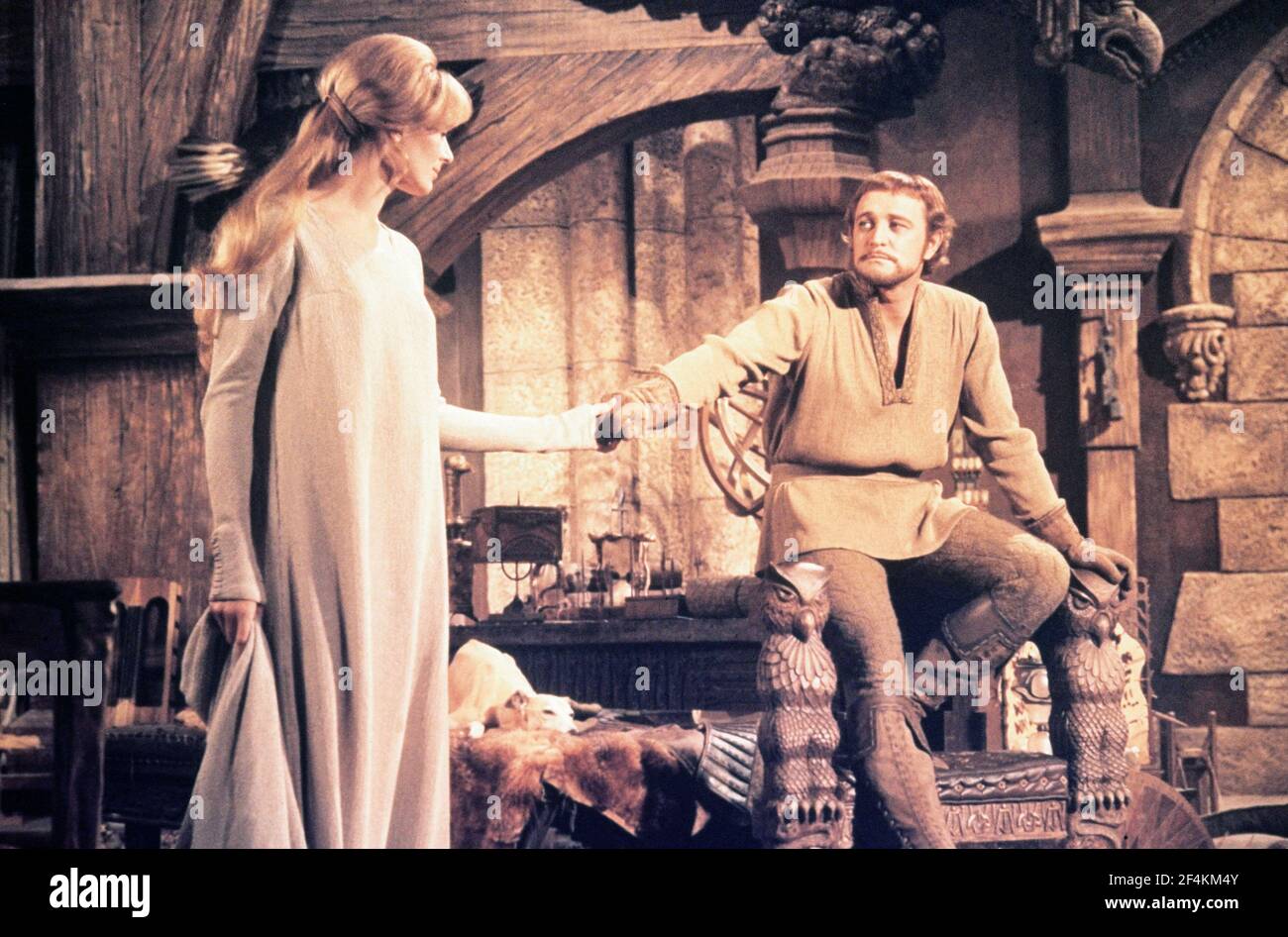 VANESSA REDGRAVE et RICHARD HARRIS à CAMELOT (1967), sous la direction de JOSHUA LOGAN. Crédit: WARNER BROTHERS / Album Banque D'Images VANESSA REDGRAVE et RICHARD HARRIS à CAMELOT (1967), sous la direction de JOSHUA LOGAN. Crédit: WARNER BROTHERS / Album Banque D'Images