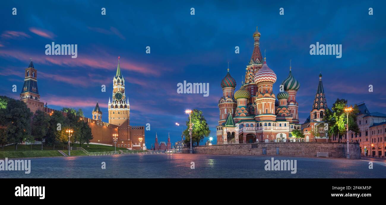 Moscou, Russie. Panorama HDR de la place Rouge avec la cathédrale Saint-Basil et la tour Spasskaya au crépuscule Banque D'Images