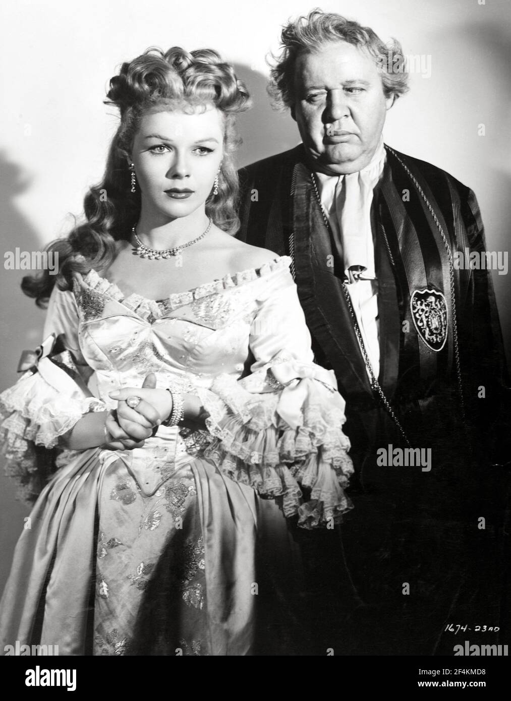 CHARLES LAUGHTON et SALLY FORREST dans L'ÉTRANGE PORTE (1951), réalisé par JOSEPH PEVNEY. Crédit : PHOTOS / Album UNIVERSEL Banque D'Images