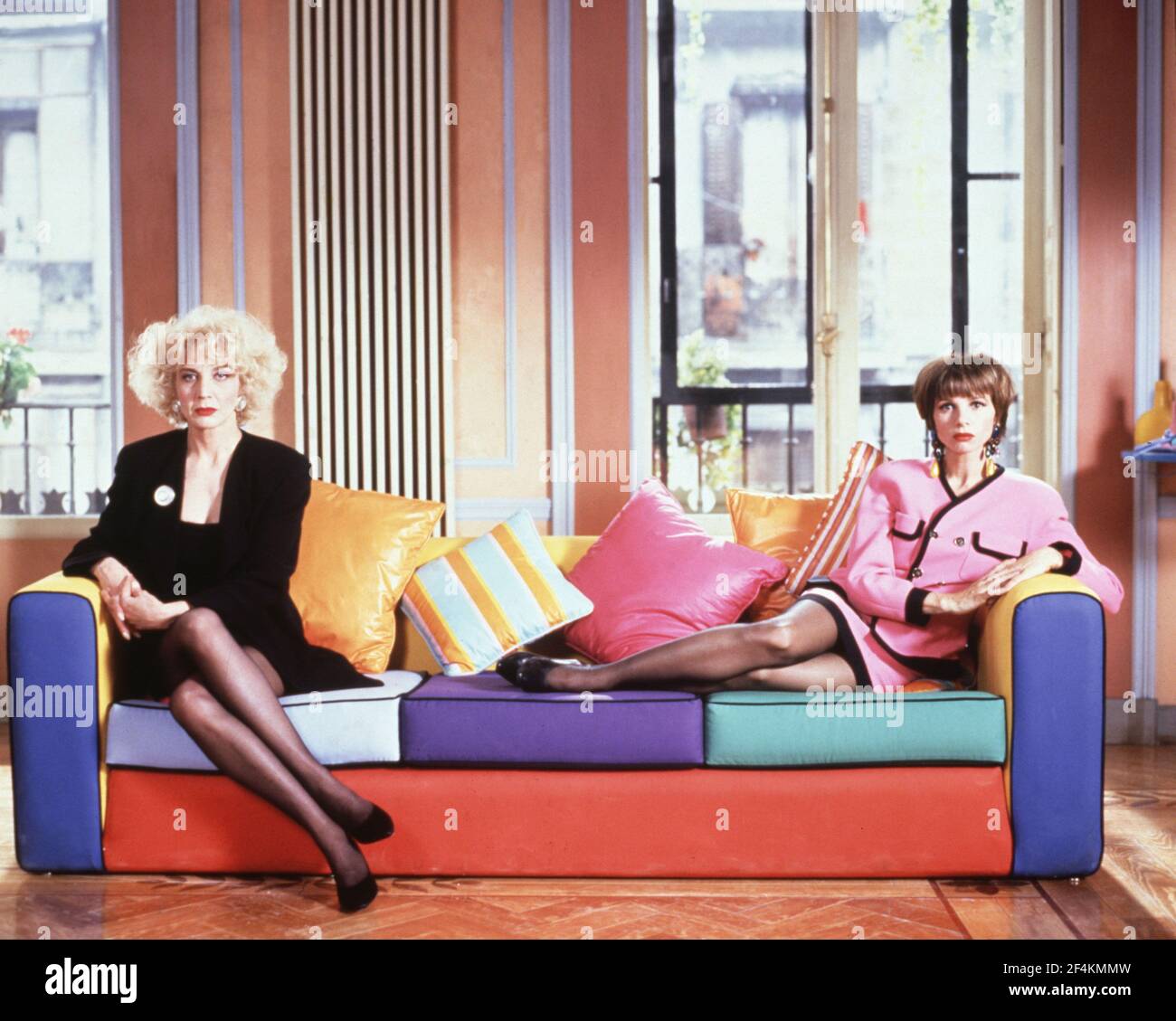 VICTORIA ABRIL et MARISA PAREDES dans LES TALONS HAUTS (1991) -titre original: TACONES LEJANOS-, réalisé par PEDRO ALMODOVAR. Crédit: EL DESEO S.A / Album Banque D'Images
